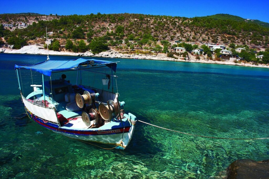 Ein kleines Fischerboot in Alyki| Fotografie: Alexandros Katsamakis.