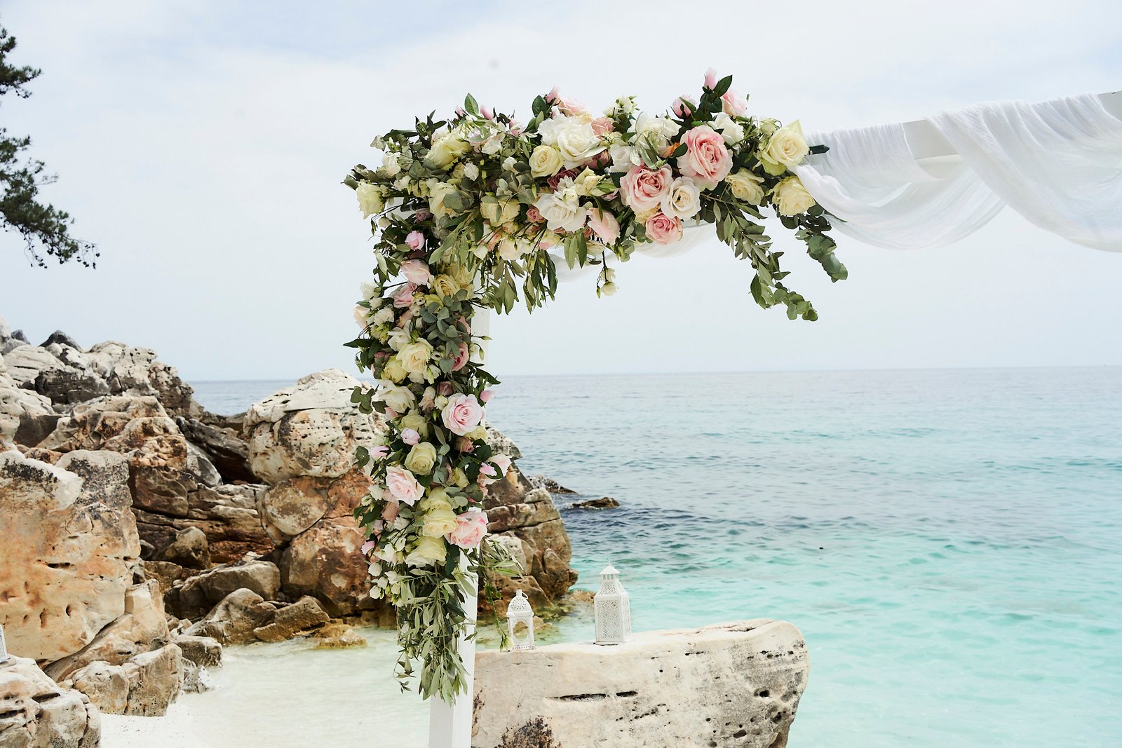 beach weddig decoration greece