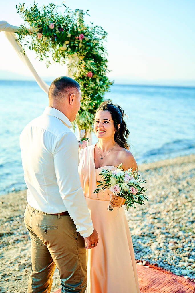 Holding bouquet near sea