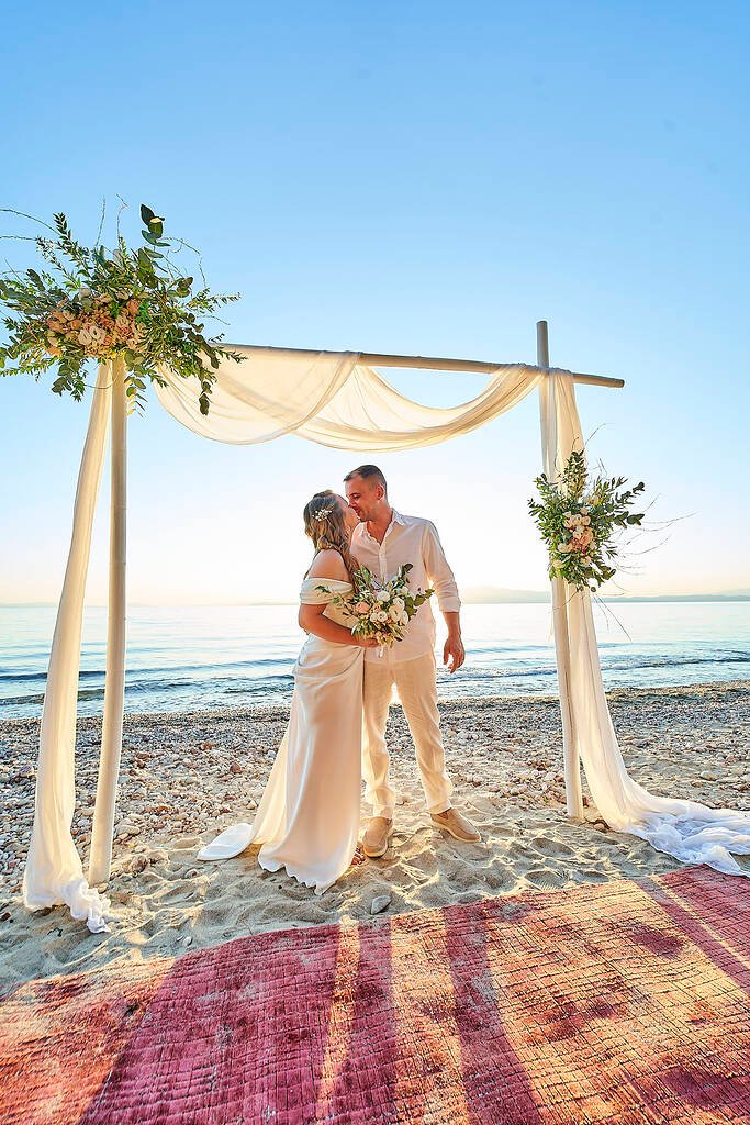 wedding kiss by sea