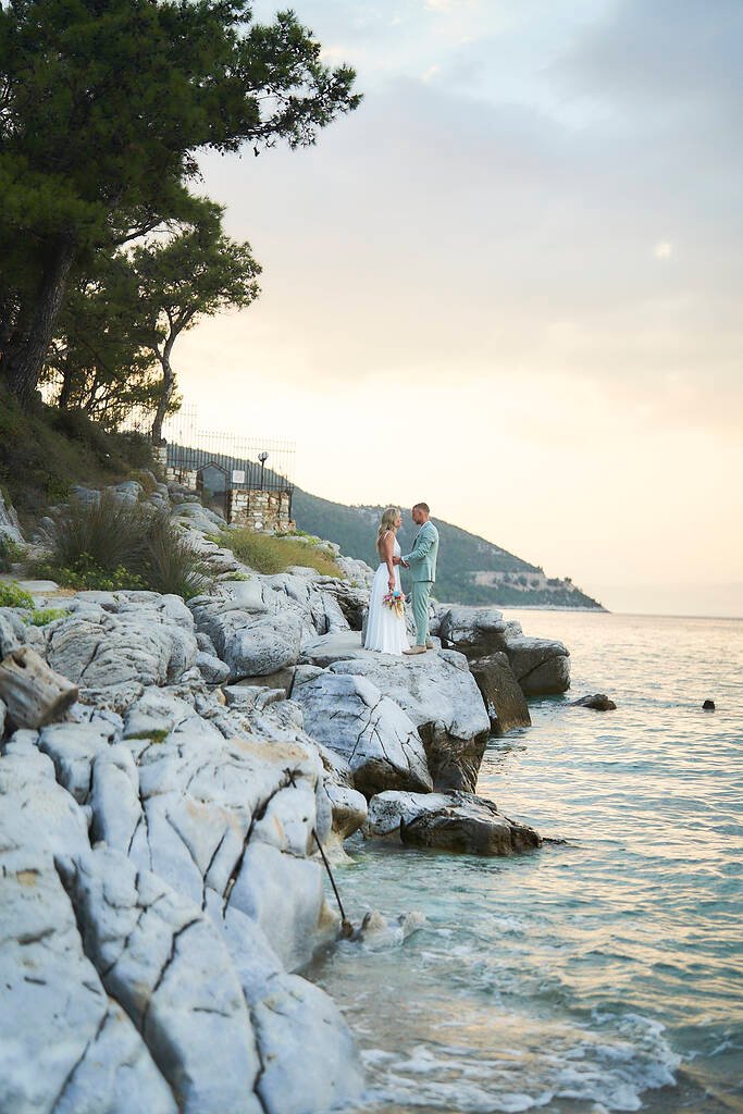 Couple’s first look seaside