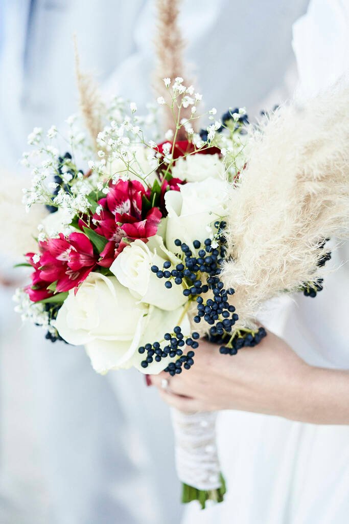 Bride vintage details hands