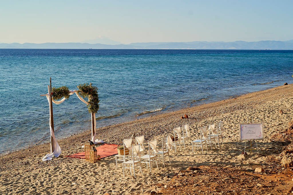 Minimalist wedding beach style