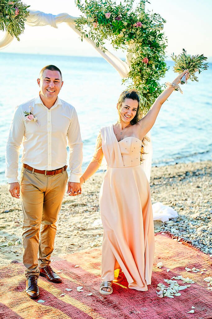 Holding bouquet near sea
