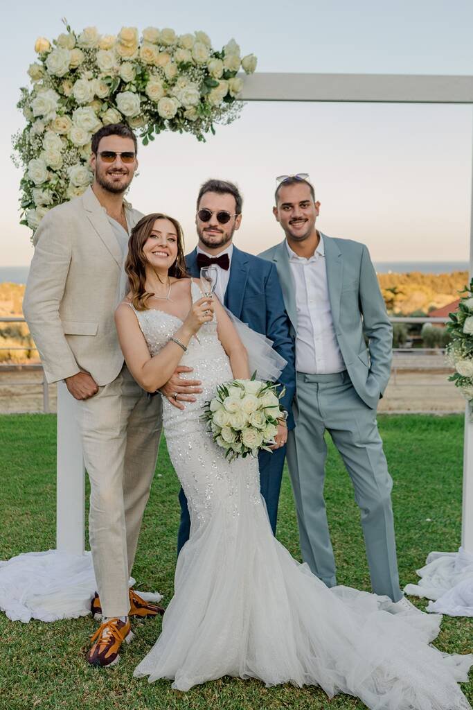 candid family wedding photo