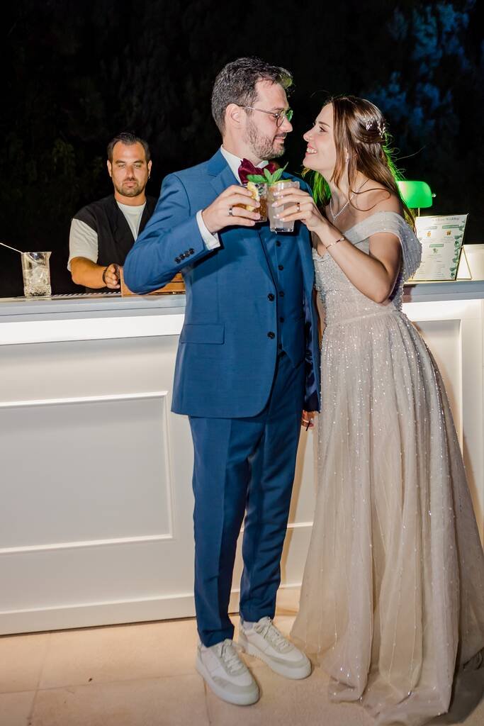 candid wedding day moments